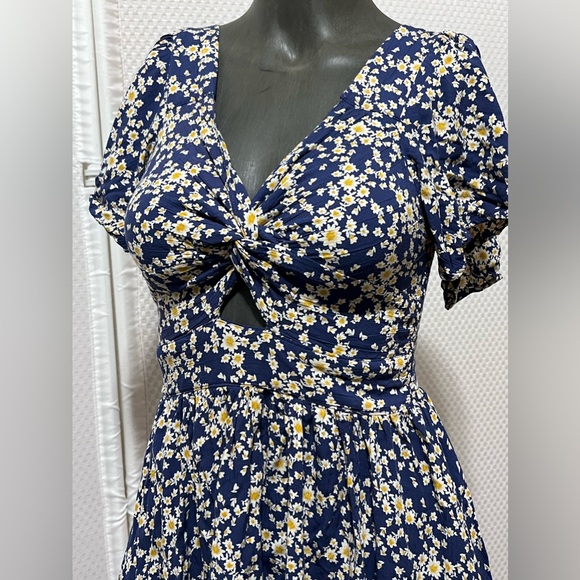 Angie Women's Twist Front Peekaboo Cutout Short Sleeve Dress size small - Picture 6 of 10